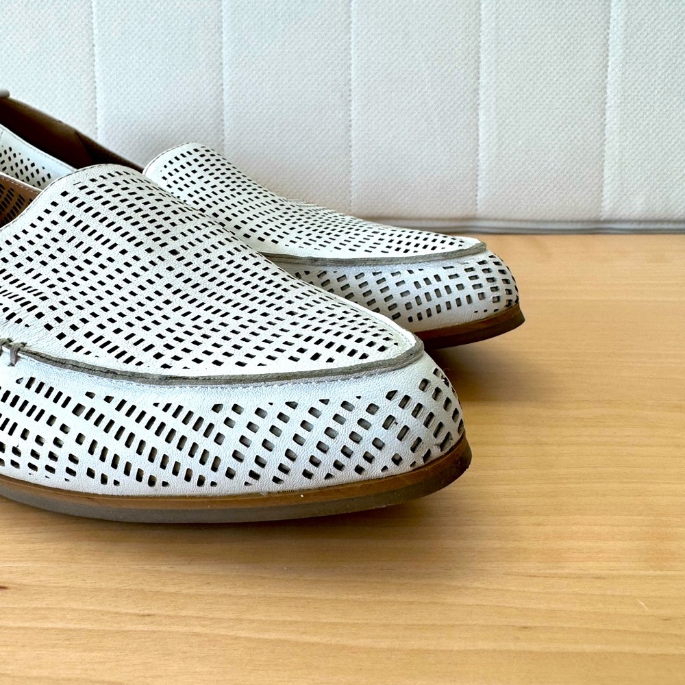 ✨🎊HP✨🎊.  NWOT! Crown Vintage Venetia White Leather Perforated Loafer - Picture 3 of 8
